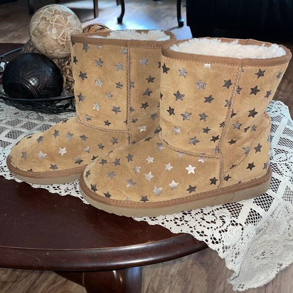 UGG Unisex-Child Classic Short Ii Stars Boots size 4 hardly worn. - Picture 1 of 5